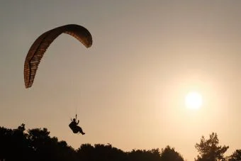 Silueta de un parapente al atardecer