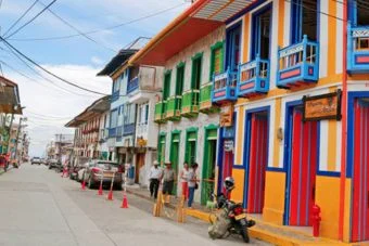 Fachadas de colores en la imagen del catálogo de pueblos