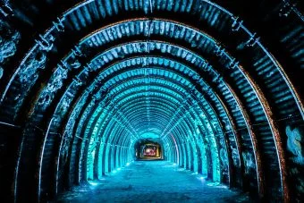 Pasaje iluminado en la Catedral de Sal