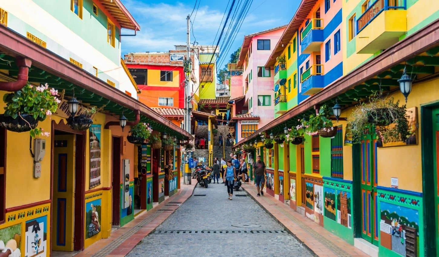 Calle de Guatapé con fachadas de colores